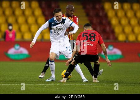 Atalanta's slowenischer Stürmer Josip Ilicic fordert den Ball mit Benevento italienischen Verteidiger Christian Pastina während der Serie A Fußball Spiel Benevento gegen Atalanta BC Stockfoto