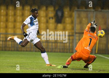 Atalanta's kolumbianischer Stürmer Duván Zapata punktet gegen Beneventos italienischen Torwart Lorenzo Montipo während der Serie A Fußballspiel Benevento vs Atalanta BC Stockfoto