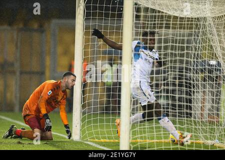 Atalanta's kolumbianischer Stürmer Duván Zapata punktet gegen Beneventos italienischen Torwart Lorenzo Montipo während der Serie A Fußballspiel Benevento vs Atalanta BC Stockfoto