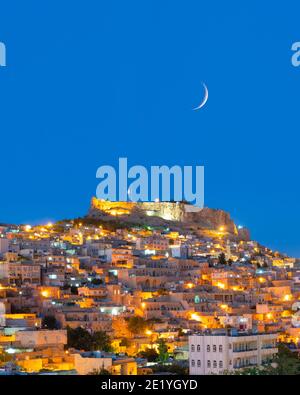 Mardin-Türkei, Blick auf die antike stadt mardin bei Nacht. Mardin Nachtlandschaft Stockfoto