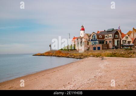 Urk Niederlande, ein Fischerdorf mit dem Leuchtturm an einem ruhigen Wintertag am Strand.Flevoland Niederlande Stockfoto