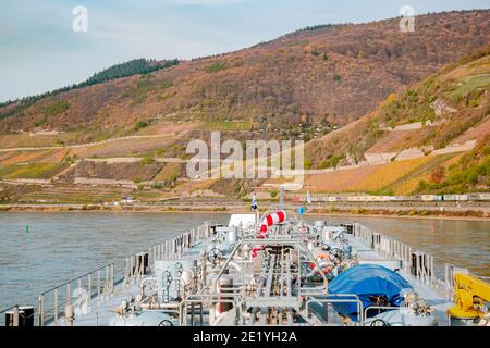 Binnenvaart, Übersetzung Binnenschifffahrt auf dem rhein in Deutschland bei Sonnenuntergang, Tankschiff rhein Fluss Öl- und Gastransport Deutschland bei Koblenz Stockfoto