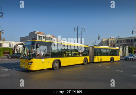 Gelenkbus, Autoverkehr, Kurt-Schumacher-Platz, Tegel, Reinickendorf, Berlin, Deutschland Stockfoto