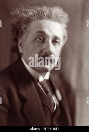 Albert Einstein (1879–1955), deutscher theoretischer Physiker, der die Relativitätstheorie entwickelte, in einem Porträt von Harris & Ewing Studio 1921, dem Jahr, in dem Einstein den Nobelpreis für Physik erhielt. Stockfoto