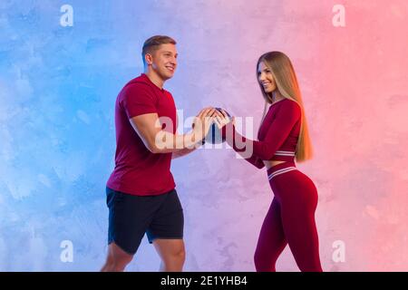 Mann und Frau Athleten Training mit Medizinball. Persönliches Trainingskonzept Stockfoto