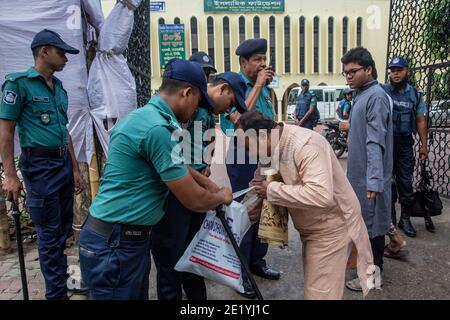 Polizeisicherheit vor der Baitul Mokarram National Moschee während Eid-ul-fitr, dem größten religiösen Fest der Muslime. Dhaka, Bangladesch. Stockfoto