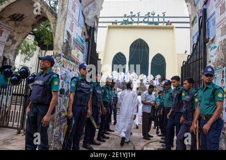 Polizeisicherheit vor der Baitul Mokarram National Moschee während Eid-ul-fitr, dem größten religiösen Fest der Muslime. Dhaka, Bangladesch. Stockfoto