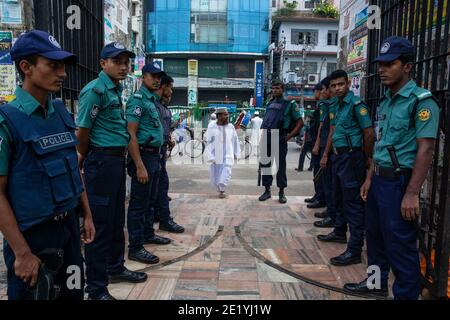 Polizeisicherheit vor der Baitul Mokarram National Moschee während Eid-ul-fitr, dem größten religiösen Fest der Muslime. Dhaka, Bangladesch. Stockfoto