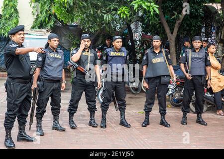 Munition; Waffen; bangladesch; Polizei; bangladesch; rab; bangladesch; Elitetruppe; Wache; Gewehr; Recht und Ordnung; Rechtsdurchsetzung; Lebensstil; Lebensunterhalt; männlich; m Stockfoto