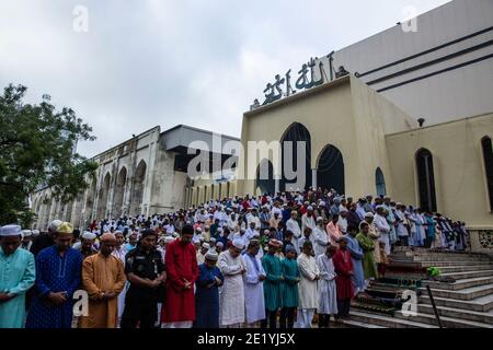 Ein Mitglied des Rapid Action Bataillons (RAB) nimmt an der Eid-ul-fitr Gemeinde in der Baitul Mokarram National Moschee in Dhaka, Bangladesch, Teil. Stockfoto