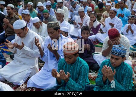 Muslime nehmen an den Eid-ul-fitr Gebeten in der Baitul Mokarram National Moschee in Dhaka, Bangladesch Teil. Stockfoto