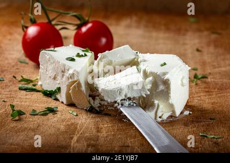 Telemea - Rumänischer traditioneller Käse mit Kräutern und Kirschtomaten Stockfoto