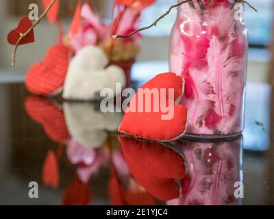 Ein rotes Herz spiegelt sich am Valentinstag im Klavier wider. Stockfoto