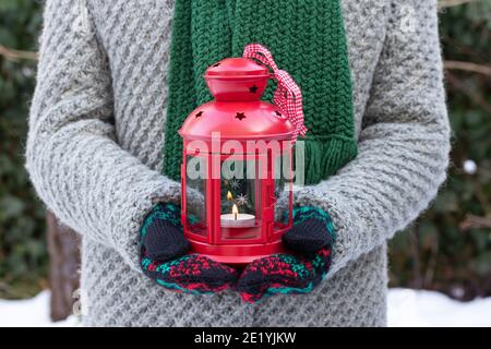 Vintage Laterne in Frauenhänden als weihnachtsdekoration Stockfoto