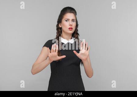 Angst oder Alptraum Konzept. Schockiert schöne Frau Blick auf die Kamera. Innenaufnahme, Studioaufnahme isoliert auf grauem Hintergrund Stockfoto