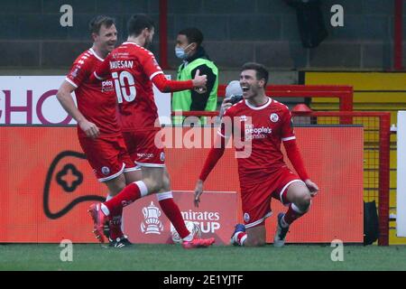 Crawley, Großbritannien. Januar 2021. Jordan Tunnicliffe von Crawley Town punktet auf 3-0 und feiert während des FA Cup 3. Runde Spiel zwischen Crawley Town und Leeds United im Peoples Pension Stadium, Crawley, England am 10. Januar 2021. Foto von Ken Sparks. Nur redaktionelle Verwendung, Lizenz für kommerzielle Nutzung erforderlich. Keine Verwendung bei Wetten, Spielen oder Veröffentlichungen einzelner Vereine/Vereine/Spieler. Kredit: UK Sports Pics Ltd/Alamy Live Nachrichten Stockfoto