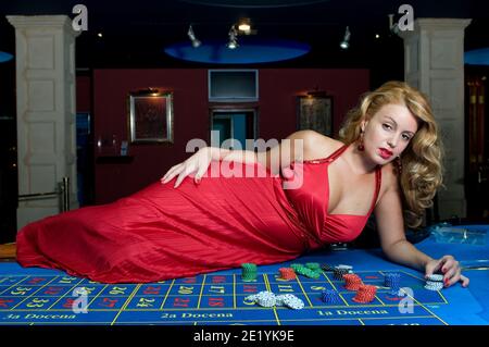 Attraktive Frau, die Spaß in einem Casino beim Gewinnen hat Stockfoto