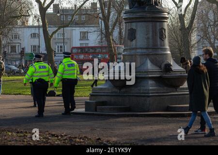 Polizeibeamte patrouillieren Clapham Common während der dritten COVID 19-Sperre in London, England. Stockfoto