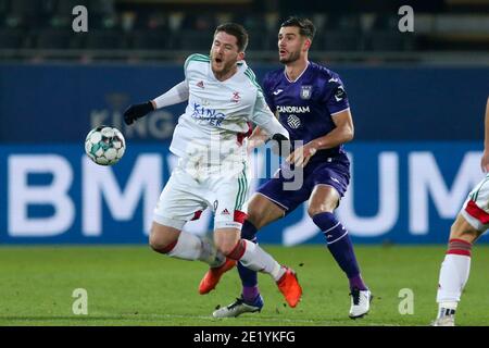 LEUVEN, BELGIEN - JANUAR 10: L-R: Thomas Henry von OH Leuven, Matt Miazga von Anderlecht während des Pro League-Spiels zwischen OH Leuven und RSC Anderlec Stockfoto