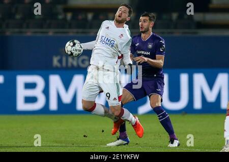 LEUVEN, BELGIEN - JANUAR 10: L-R: Thomas Henry von OH Leuven, Matt Miazga von Anderlecht während des Pro League-Spiels zwischen OH Leuven und RSC Anderlec Stockfoto