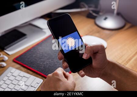 Antalya, TÜRKEI - 10. Januar 2021. IPhone 11 Smartphone-Bildschirm mit Signal-Logo. Stockfoto