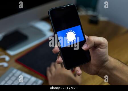 Antalya, TÜRKEI - 10. Januar 2021. IPhone 11 Smartphone-Bildschirm mit Signal-Logo. Stockfoto