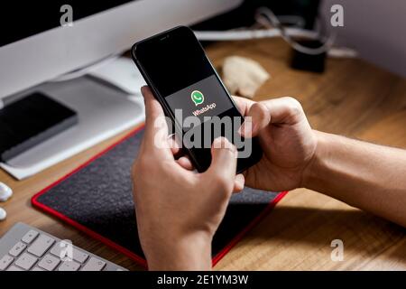 Antalya, TÜRKEI - 10. Januar 2021. IPhone 11 Smartphone-Bildschirm mit Whatsapp-Logo. Stockfoto