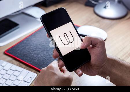 Antalya, TÜRKEI - 10. Januar 2021. IPhone 11 Smartphone-Bildschirm mit Wire-Logo. Stockfoto