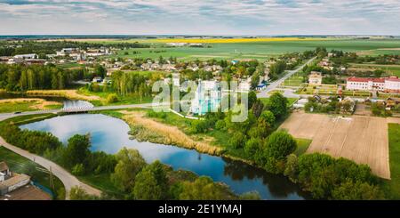 Krupets, Distrikt Dobush, Region Gomel, Weißrussland. Luftaufnahme Der Alten Hölzernen Orthodoxen Kirche Der Heiligen Dreifaltigkeit Am Sonnigen Sommertag Stockfoto