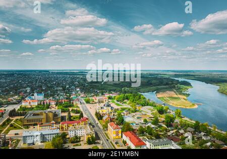 Rechyza, Weißrussland. Luftaufnahme Von Wohnhäusern Und Berühmten Sehenswürdigkeiten Der Stadt: Heilige Himmelfahrt Kathedrale Und Kirche Der Heiligen Dreifaltigkeit Im Sonnigen Sommer Stockfoto