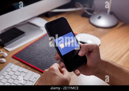 Antalya, TÜRKEI - 10. Januar 2021. IPhone 11 Smartphone-Bildschirm mit Signal-Logo. Stockfoto