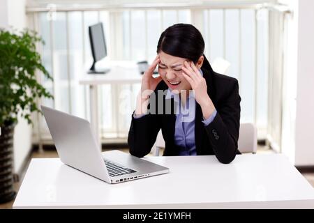 Eine junge Geschäftsfrau mit einem Laptop hochwertige Foto Stockfoto
