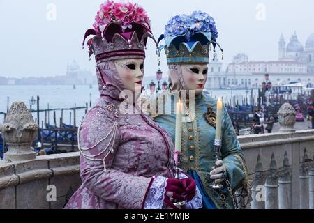 Frau in traditionell dekorierten Kostümen und bemalten Masken während des Karnevals in Venedig, Italien Stockfoto