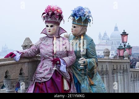 Frau in traditionell dekorierten Kostümen und bemalten Masken während des Karnevals in Venedig, Italien Stockfoto