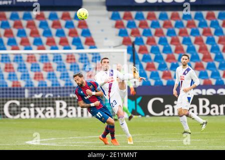 Anaitz Arbilla von Eibar und Jose Luis Morales von Levante werden während des spanischen Fußballspiels La Liga zwischen Levante und Eibar im Stadion Ciutat de Valencia in Aktion gesehen.(Endstand; Levante 2:1 Eibar) Stockfoto