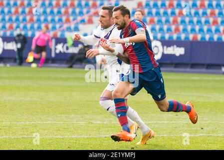 Anaitz Arbilla von Eibar und Jose Luis Morales von Levante werden während des spanischen Fußballspiels La Liga zwischen Levante und Eibar im Stadion Ciutat de Valencia in Aktion gesehen.(Endstand; Levante 2:1 Eibar) Stockfoto