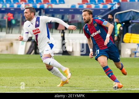 Anaitz Arbilla von Eibar und Jose Luis Morales von Levante werden während des spanischen Fußballspiels La Liga zwischen Levante und Eibar im Stadion Ciutat de Valencia in Aktion gesehen.(Endstand; Levante 2:1 Eibar) Stockfoto