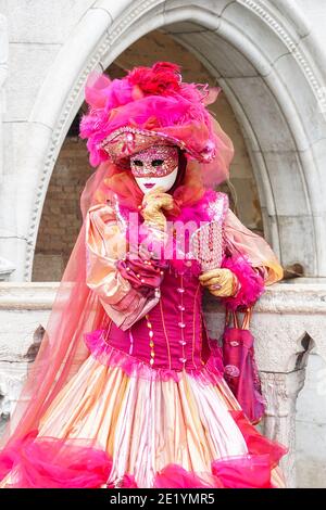 Frau in traditionell dekoriertem Kostüm und bemalter Maske während des Karnevals in Venedig, Italien Stockfoto