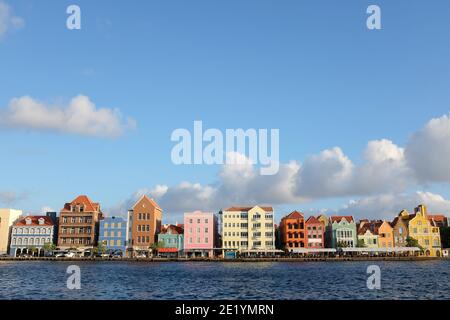 Bunte holländische Gebäude entlang der Küste von Willemstad Curacao. Hochwertige Fotos Stockfoto