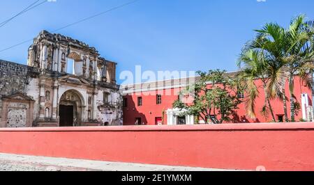 Die Ruinen der Kirche El Carmen im Laufe eines Erdbebens in der Stadt Antigua in Guatemala, Mittelamerika Stockfoto