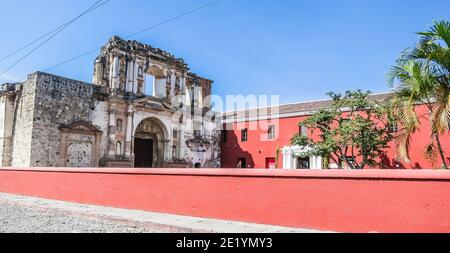 Die Ruinen der Kirche El Carmen im Laufe eines Erdbebens in der Stadt Antigua in Guatemala, Mittelamerika Stockfoto