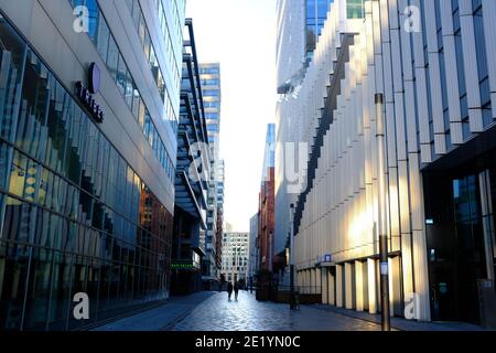 Amsterdam, Holland/Niederlande – januari 2021: Der Stadtteil Zuidas in Amsterdam ohne Touristen und Einheimische aufgrund der Schließung von Cornoacrisis Stockfoto