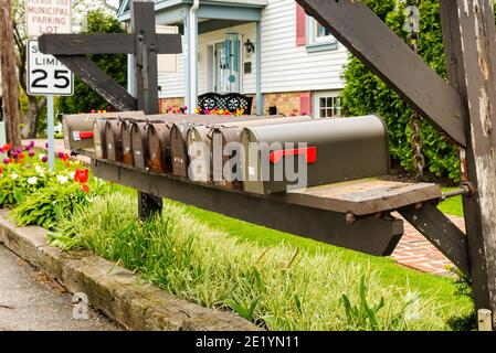 Reihe von alten traditionellen amerikanischen Briefkästen entlang einer Long Grove Road, USA Stockfoto