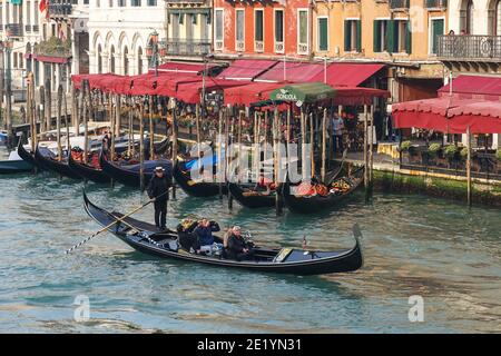 Traditionelle venezianische Gondel, Gondeln mit Touristen auf dem Canal Grande in Venedig, Italien Stockfoto