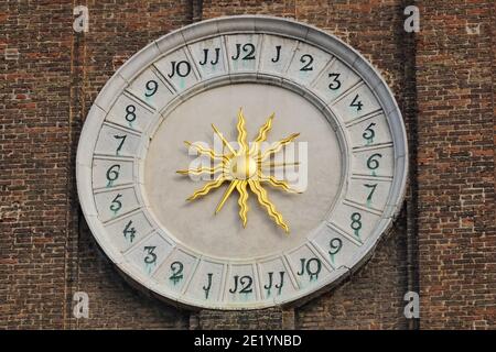 Uhr auf dem Glockenturm der Kirche der Heiligen Apostel Christi in Venedig, Italien Stockfoto