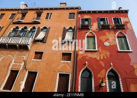Traditionelle bunte venezianische Gebäude in Venedig, Italien Stockfoto