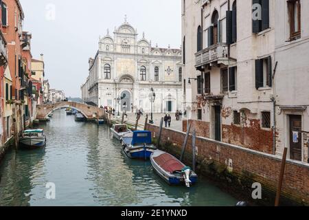 Blick auf den kanal rio dei Mendicanti in Richtung Scuola Grande di San Marco auf dem Campo San Giovanni e Paolo in Venedig, Italien Stockfoto