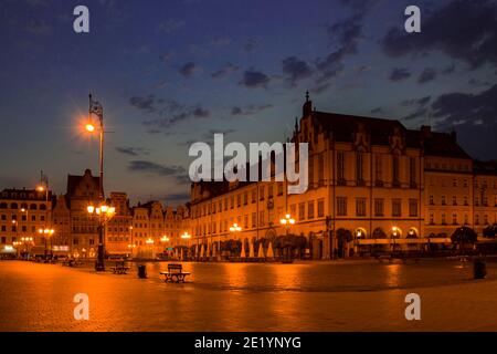 Marktplatz am frühen Morgen oder am späten Abend in Laterne magische Licht. Niemand. Breslau. Polen Stockfoto