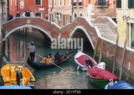 Touristen auf Ponte del Paradiso Brücke über Rio del Mondo Novo Kanal in der Sestiere von Castello, Venedig, Italien Stockfoto