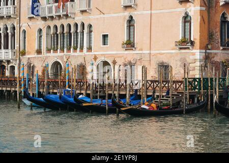 Traditionelle venezianische Gondeln, die am Canal Grande in Venedig, Italien, festgemacht sind Stockfoto